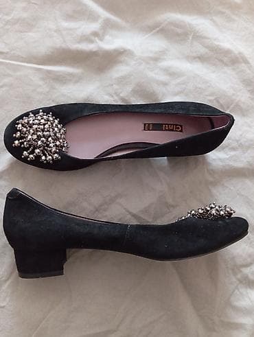 Балетки/туфли Chinti из чёрной замши с декоративной брошью на мысе