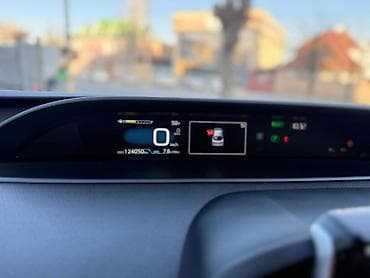 тесла машына: Toyota Prius: 2019 г., 1.8 л, Вариатор, Гибрид, Хэтчбэк — 9