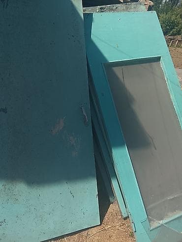 стол с вращающимся центром: Деревянные двери с остеклением и глухие, бирюзового цвета. - — 1