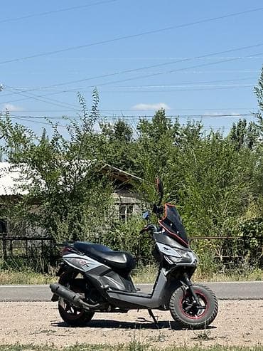 Мототехника: Скутер/мопед городского типа, серо‑черный с красными акцентами. Обмен — 2