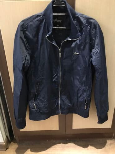 срочно продаю в связи с переездом: Продаю весенние, подростковые куртки в отличном состоянии. Черная под — 3