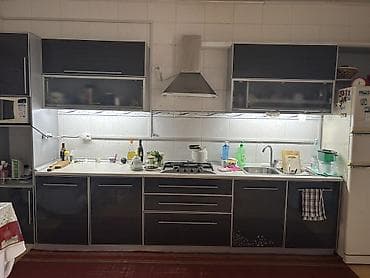 продам мебель б: Кухонный гарнитур с вытяжкой и рабочей зоной Цена :18.000 сом (б/у но — 1