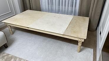 Низкий деревянный стол с большой столешницей из фанеры. Размер 2м на