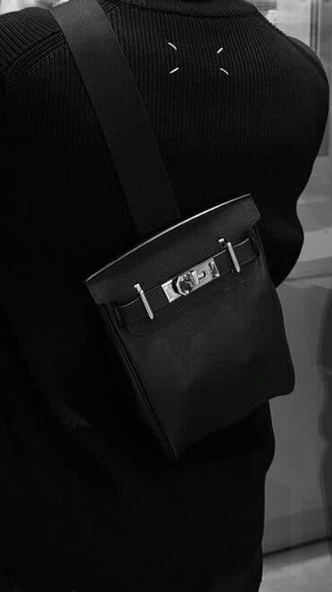 фирменные часы: Компактная сумка через плечо.
Состояние отличное, почти не носили — 1