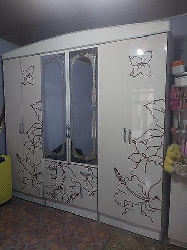 Комплекты мягкой мебели: Спальный гарнитур в классическом стиле с декоративными элементами — 1