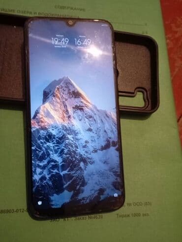 чесы смарт: Смартфон с каплевидным вырезом фронтальной камеры и большим — 1