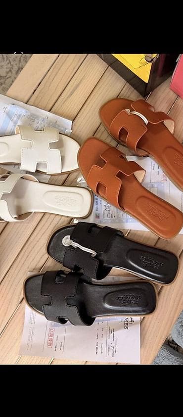 Женские кожаные шлёпанцы-сланцы топового бренда Hermes в at lalafo.kg Женские кожаные шлёпанцы-сланцы топового бренда Hermes в