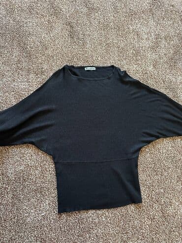 оборудование для нижнего белья: Кофты разные - 3 штуки . 1 -44-46 размер, джинсовые платье. 46-48 — 1