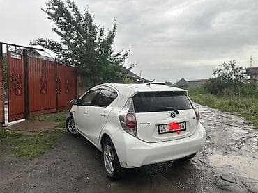 бачок 100: Toyota Aqua: 2013 г., 1.5 л, Вариатор, Гибрид, Хэтчбэк — 2