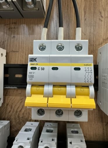 3 фазный двигатель: Электрический автомат, Трехфазные, Напряжение: 50 ампер, Новый — 1