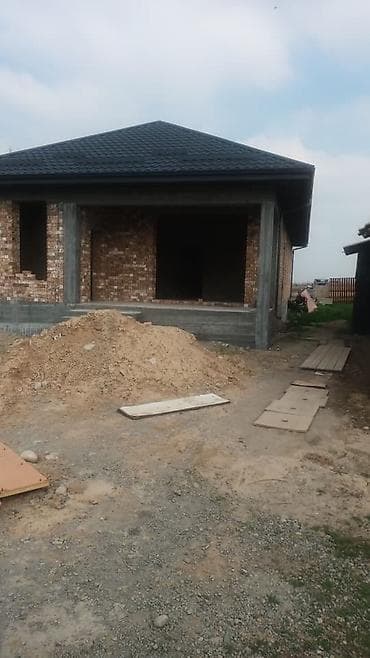 жилой павильон: Одноэтажный кирпичный дом с террасой и четырехскатной крышей. село — 1