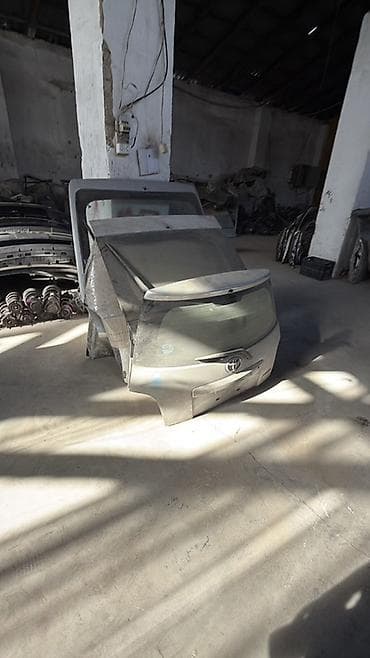 Транспорт: Кузовные и навесные запчасти Toyota - Крышка багажника/пятая дверь — 1