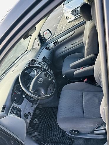 id 4: Toyota Avensis Verso: 2003 г., 2 л, Ручные, Бензин, Минивэн — 8