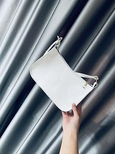 Белая женская сумка-баулет/мини-хобо. - Материал: глянцевая экокожа с