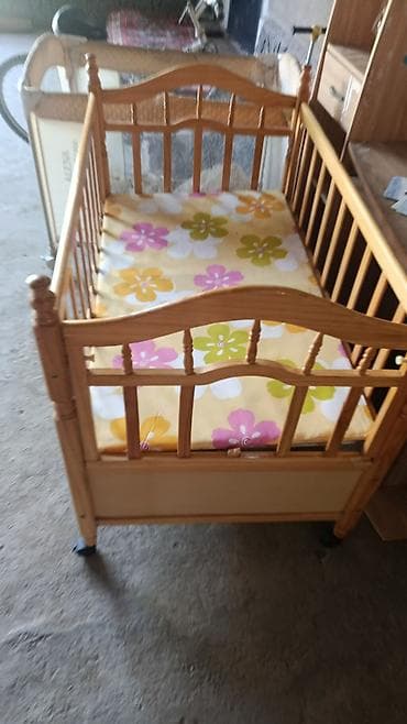 Детская деревянная кроватка на колесиках - Материал: массив дерева с