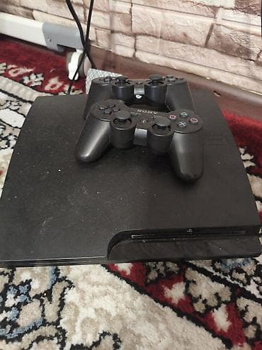 диски для игр: Sony PlayStation 3 Slim с двумя оригинальными беспроводными — 2