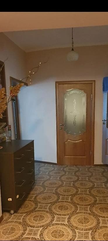 бишкек восток 5: 64 м², 3 бөлмө, Унаа токтотуучу жай, Забор, тосулган — 3