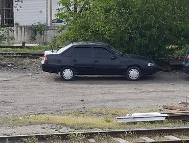 Продаётся легковой автомобиль седан/лифтбек тёмного цвета. Основные