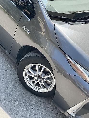 byd e2 2021: Toyota Prius: 2019 г., 1.8 л, Гибрид — 2
