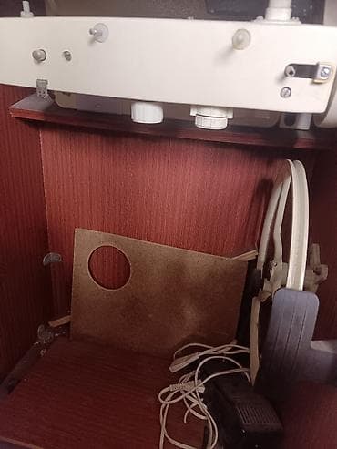 Швейная машина в встроенной тумбе. - Электропривод с ножной педалью