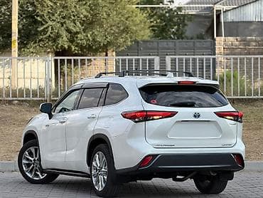 дисп: Салон автомобиля Toyota с современным и технологичным оформлением. На — 6