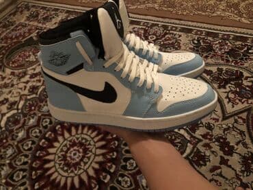 Новые кроссовки высокого кроя в стиле баскетбольной классики. размер