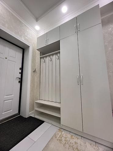 Прихожая модульная в светлом оттенке (белый/светло-серый), лаконичный