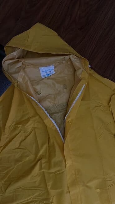 плащ дождовик: Практичный плащ-дождевик яркого желтого цвета, предназначенный для — 4