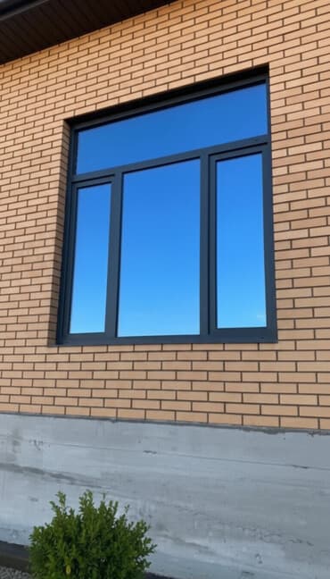 стеклянные блоки: Современный оконный блок с матовыми темно-серыми рамами, идеально — 1