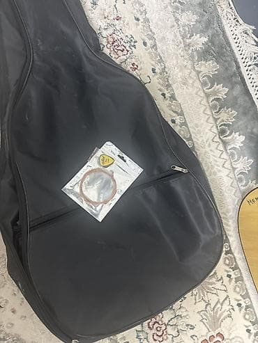 Акустическая гитара типа дредноут (6 струн) с комплектом аксессуаров