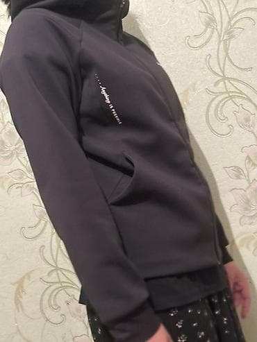 helly hansen: Женская спортивная кофта/ветровка на молнии. Купила за 5500 отдам за — 2