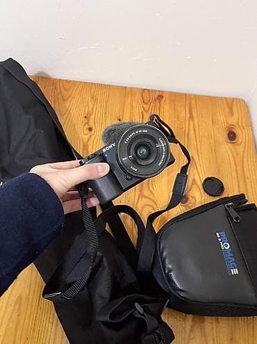 Фотоаппараты: Продам камеру Sony ZV E 10 цена: 45 000 вместе штативом Комплект — 1