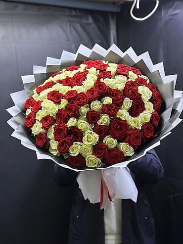 гулдо: Авторский букет из красных и белых роз - Состав: крупный микс из алых — 2