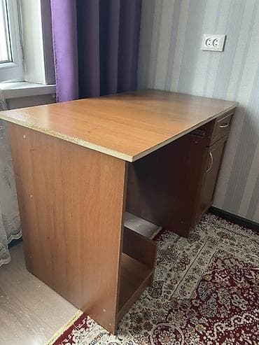 Детский мир: Письменный/компьютерный стол из ЛДСП в цвете тёмный орех. Размер — 5