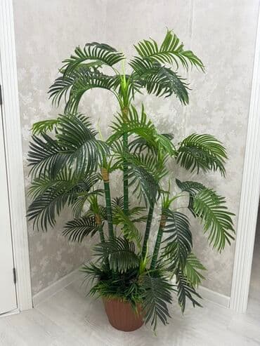 Искусственная пальма в горшке станет прекрасным дополнением к