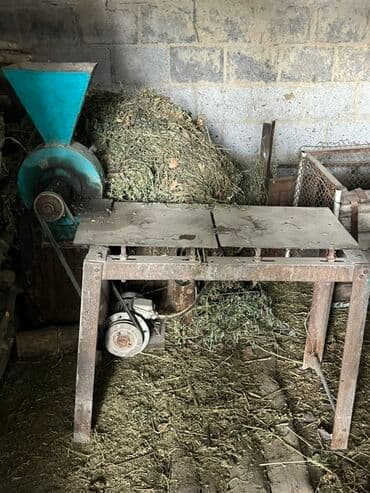 Кормоизмельчитель для измельчения сена и зерна.Приводится в действие