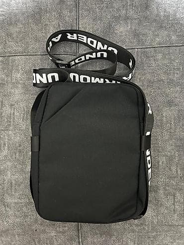ички кийим: Сумка через плечо Under Armour, черная - Компактная — 3