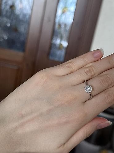 Золотые украшения: Элегантное обручальное кольцо с природным бриллиантом • Покупалось в — 2