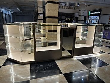 зеркало на подставке: Продаю витрины 🔹 2 прямых витрин 110 см длина 🔹 4 угловые витрины 🔹 — 1