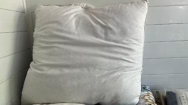 pull and beer: Пара подушек б/у белого цвета Состояние отличное Состав: перья — 1