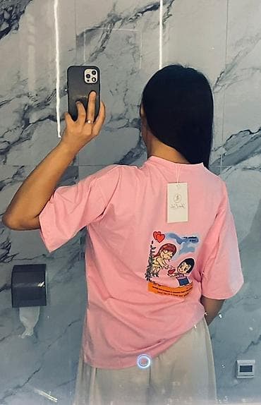 Футболка унисекс с принтом Love is… - Свободный крой, спущенная линия