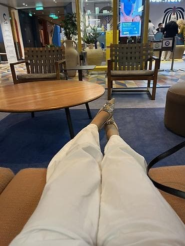 золотые туфли: Туфли-лодочки с острым носком и декоративной пряжкой из страз. - — 2