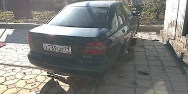 Volvo S40 (первое поколение), седан, темно‑зеленый цвет. - Кузов: 4