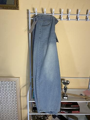 bootcut jeans: Свободные джинсы из светло-голубого денима, с боку Надпись, идеально — 3