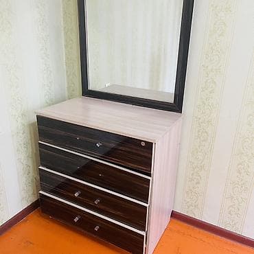 Стулья, табуретки: Спальня: кровать с высоким изголовьем и комод с зеркалом - Кровать — 6