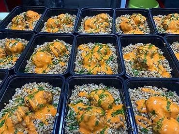 контейнер для супа: Готовые порционные блюда в ланч-боксах: гречка с тефтелями под — 1