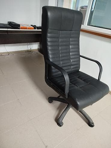 Вешалки: Стол новый 3000 сом стол 2500 сом б/у тумба 1500 сом стул черный 600 — 6