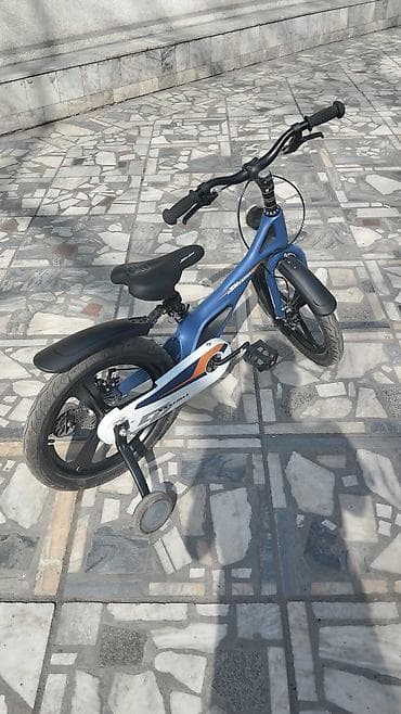 Детские электрокары: Детский велосипед Skillmax (примерно 16") с дополнительными боковыми — 4