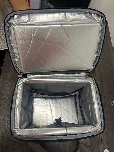 кул рей: Сумка-холодильник красного цвета с черным основанием. Оснащена — 2