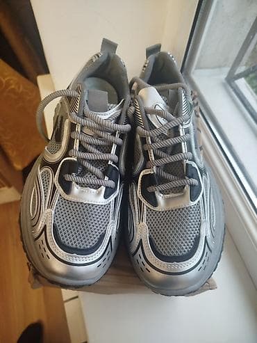 nike react: 41- размер. Толстая подошва которая увеличивает рост при ношении на — 3